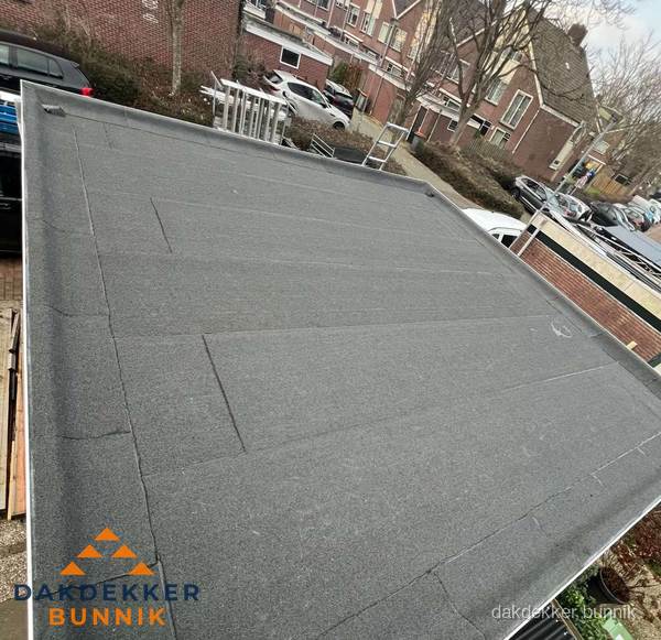 Nieuwe bitumen dakbedekking op plat dak van garage in Bunnik Nieuwe bitumen dakbedekking op plat dak van garage in Bunnik