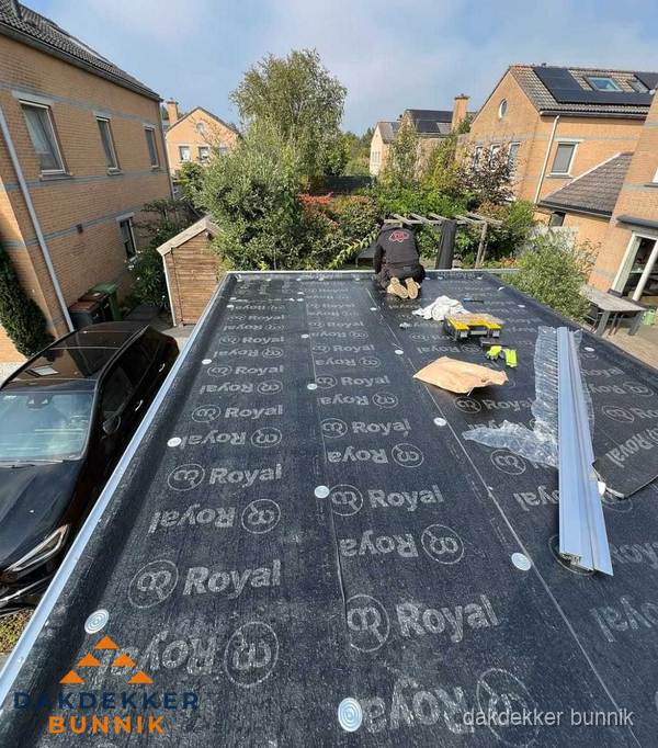 Dakdekker aan het werk op plat dak renovatie in Bunnik Dakdekker aan het werk op plat dak renovatie in Bunnik