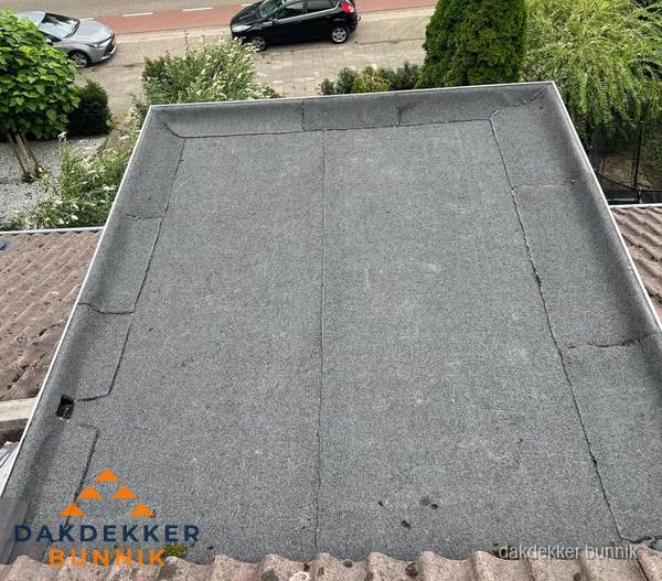 Nieuw aangebrachte bitumen dakbedekking op plat dak in Bunnik Nieuw aangebrachte bitumen dakbedekking op plat dak in Bunnik
