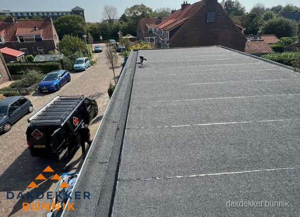 Nieuw bitumen plat dak met uitzicht over woonwijk in Bunnik Nieuw bitumen plat dak met uitzicht over woonwijk in Bunnik