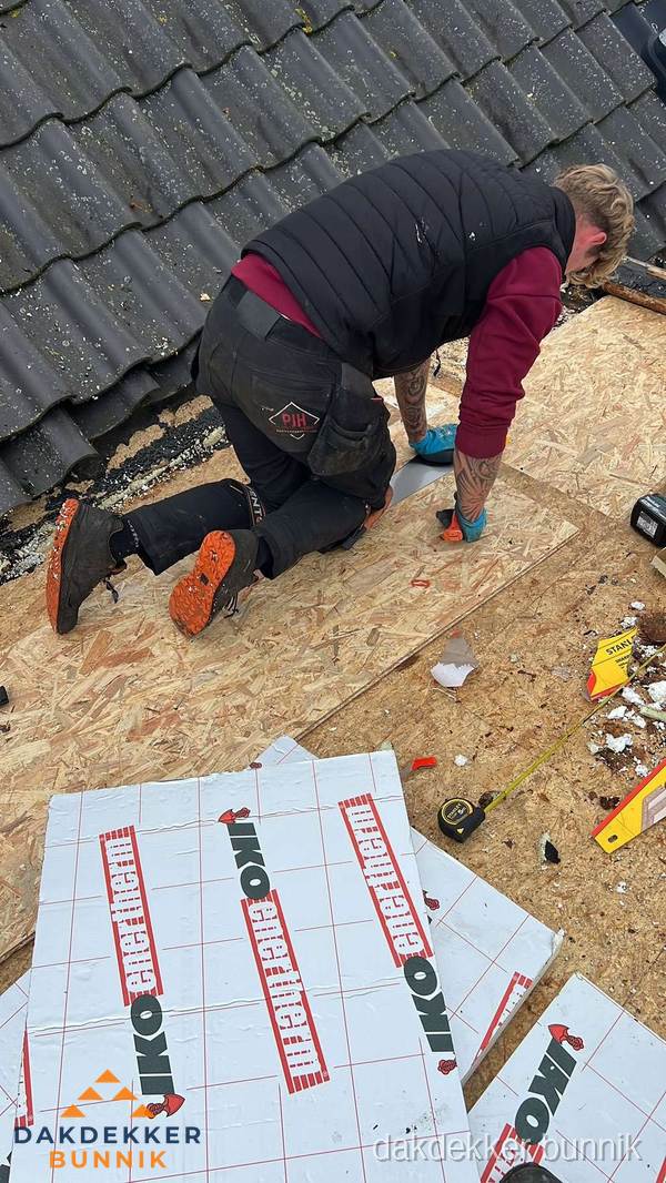 Dakdekker plaatst PIR-isolatieplaten op plat dak in Bunnik Dakdekker plaatst PIR-isolatieplaten op plat dak in Bunnik