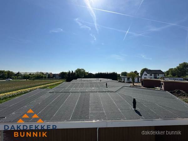 Groot plat dak met bitumen dakbedekking op bedrijfspand in Bunnik Groot plat dak met bitumen dakbedekking op bedrijfspand in Bunnik